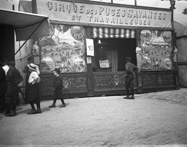 98147 Afbeelding van een attractie op de kermis op het Vredenburg te Utrecht (Cirque des Puces Savantes et Travailleuses).